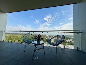 Manhattan Luxe Views L14 Pool Spa Gym 1BR 1 Bath 1 Secure Parking Central City的阳台或露台
