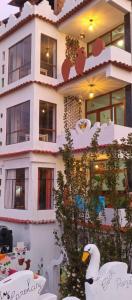 a building with two swans on the side of it at Diamante Andino in Copacabana