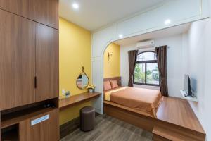 a bedroom with a bed and a window at Yo'House Hue Homestay in Hue +17 photos