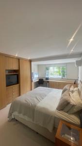 Un dormitorio con una cama grande y una ventana. en Casa em condomínio Recreio com Portaria, en Río de Janeiro 45 fotos más