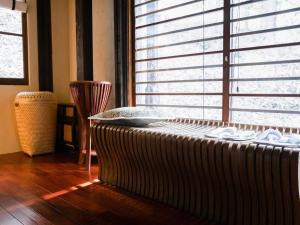 塩尻市にあるLA TERRA NAGANOーVacation STAY 80689vの大きな窓付きの客室のベッド1台分です。