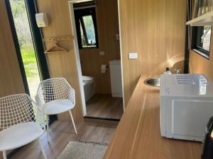 Posezení v ubytování Kūaotunu Cabin 1 by Tiny Away