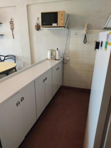 a small kitchen with a counter and a microwave at Amanecer mensajero in San Bernardo