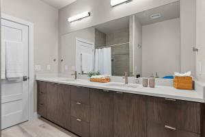 a bathroom with a sink and a large mirror at Luxury Stays Club, New lovely 5br TH, New Deer Valley 1 min Park City 10 min in Heber City +29 photos