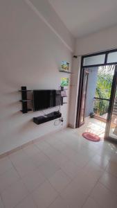 Μια τηλεόραση ή/και κέντρο ψυχαγωγίας στο Cozy 2Bhk Near Candolim beach & centrally located