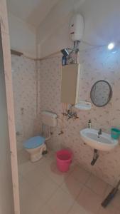 Ένα μπάνιο στο Cozy 2Bhk Near Candolim beach & centrally located +8 φωτογραφίες