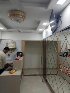 Hotel Sai Nidhi Residency的电视和/或娱乐中心