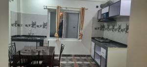 JAP Guest House & Apartments的厨房或小厨房