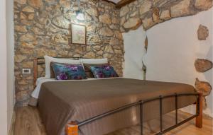 Postel nebo postele na pokoji v ubytování Cozy Home In Moscenicka Draga