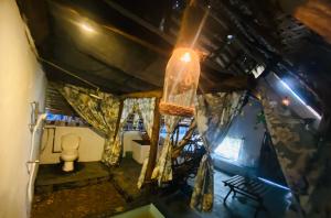una camera con soffitto con tende e luce di The Forest Edge Resort a Dambulla
