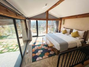 Postel nebo postele na pokoji v ubytování Kunming Mountain Wowo Hefeng Dieyuan B&B