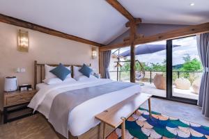 Postel nebo postele na pokoji v ubytování Kunming Mountain Wowo Hefeng Dieyuan B&B