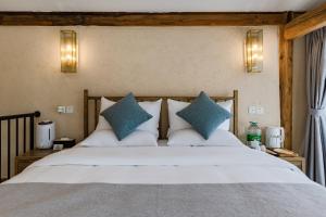 Postel nebo postele na pokoji v ubytování Kunming Mountain Wowo Hefeng Dieyuan B&B