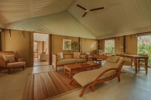Ein Sitzbereich in der Unterkunft Twinpalms Tented Camp Phuket
