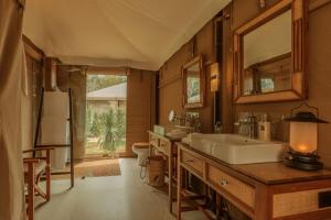 Koupelna v ubytování Twinpalms Tented Camp Phuket + 31 fotografií