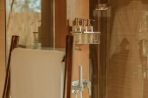 Ein Badezimmer in der Unterkunft Twinpalms Tented Camp Phuket