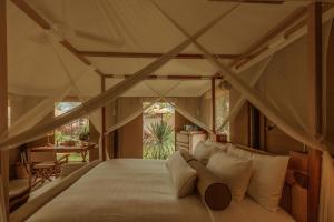 Ein Bett oder Betten in einem Zimmer der Unterkunft Twinpalms Tented Camp Phuket