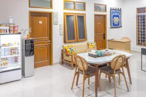 Η κουζίνα ή μικρή κουζίνα στο RedDoorz at Uma Arda Hometown