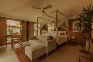 Ein Bett oder Betten in einem Zimmer der Unterkunft Twinpalms Tented Camp Phuket