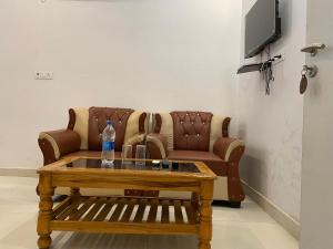 a living room with a couch and a coffee table at Hotel kaushalendra palace ,Rajgir in Rājgīr +6 photos