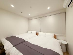 Postel nebo postele na pokoji v ubytování b hotel Nikkei Central 3BR Apt Close to Shopping & Dining