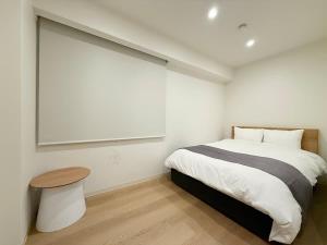 Postel nebo postele na pokoji v ubytování b hotel Nikkei Central 3BR Apt Close to Shopping & Dining