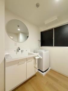 Koupelna v ubytování b hotel Nikkei Central 3BR Apt Close to Shopping & Dining + 16 fotografií