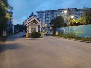 a street with a building and a street light at Lauriz Place at Amani Grand Resort and Residences in Lapu Lapu City