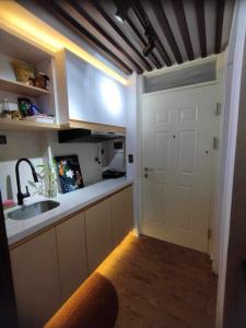 cocina con puerta blanca y fregadero en Lauriz Place at Amani Grand Resort and Residences, en Lapu Lapu City 8 fotos más