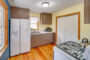 una cucina con un frigorifero bianco e una stufa di Shared Pond and Trails Rosedale Cottage! a Rosedale