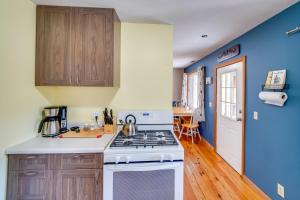 una cucina con stufa bianca e pareti blu di Shared Pond and Trails Rosedale Cottage! a Rosedale
