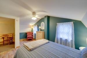 una camera da letto con un letto, un tavolo e una sedia di Shared Pond and Trails Rosedale Cottage! a Rosedale