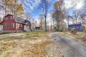 una strada vuota davanti a una casa rossa di Shared Pond and Trails Rosedale Cottage! a Rosedale