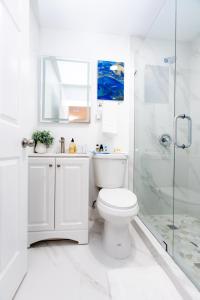 マイアミにあるBest Room in Miami !のトイレとシャワー付きの白いバスルーム