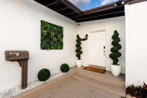 マイアミにあるBest Room in Miami !の壁に植物が3本の玄関