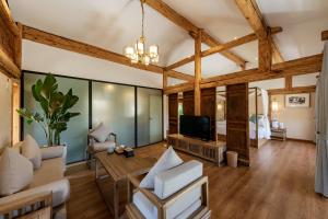 TV a/nebo společenská místnost v ubytování Kunming Mountain Wowo Hefeng Dieyuan B&B