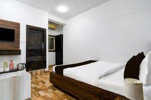 BāliantaにあるHotel O Treefo Palaceの大きなベッドとテレビのある寝室 +22枚の写真