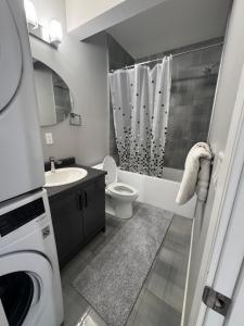 Un baño con lavabo, inodoro y ducha. en 2 bedroom basement Suite, en Edmonton