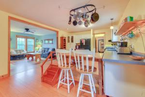 Η κουζίνα ή μικρή κουζίνα στο Hermit Lake New Hampshire House!
