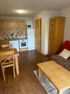 Η κουζίνα ή μικρή κουζίνα στο Bel Appartement lumineux au coeur de la station de Vars +11 φωτογραφίες