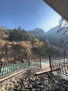 卡索尔HOM House of MannMauji Riverside kasol的从房子的阳台上看到的海景