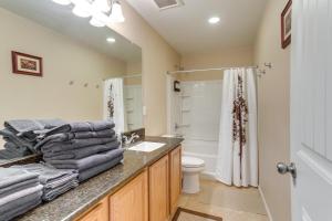 Bilik mandi di 6 Mi to DIA Spacious Home with Backyard in Denver! +25 gambar