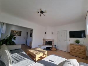 a living room with a couch and a ceiling fan at Ferienwohnung Nähe Berlin in Fredersdorf