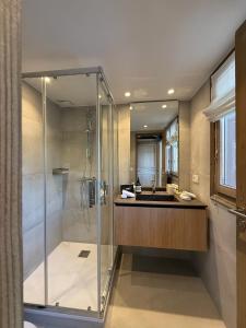 Ένα μπάνιο στο Luxurious Ski-in Ski-out Duplex on Ski Slope