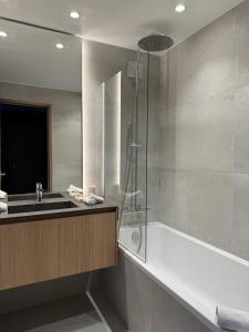 Ένα μπάνιο στο Luxurious Ski-in Ski-out Duplex on Ski Slope +32 φωτογραφίες