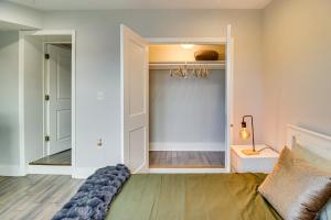Posezení v ubytování 3 Mi to National Mall DC Apt with Fenced Yard