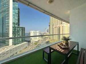 Un balcón con una mesa y vista a una ciudad. en Opulent Flat with Beach, Pool & Canal View in JBR, en Dubái