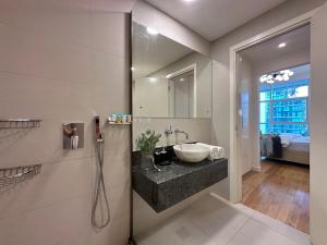 Un baño de Opulent Flat with Beach, Pool & Canal View in JBR