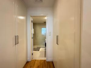 Un baño de Opulent Flat with Beach, Pool & Canal View in JBR