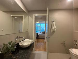 Un baño de Opulent Flat with Beach, Pool & Canal View in JBR